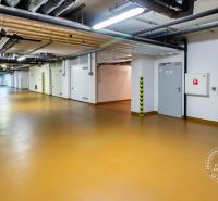 UZAMYKATEĽNÁ GARÁŽ 20m2 v NOVOSTAVBE Vodotika, Lužná ul. - Podzemné garáže s výťahom a oranžovou podlahou, potrubia na strope.