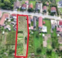 Stavebný pozemok 1 750 m² v centre obce Rumanová - Pozemky na bývanie v Rumanovej s viditeľným vyznačením hraníc parcely.