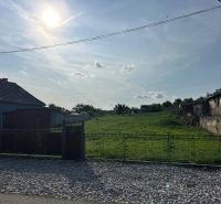 Stavebný pozemok 1 750 m² v centre obce Rumanová - Pozemky - bývanie v Rumanovej s výhľadom na obklopené zelené plochy a stavby.