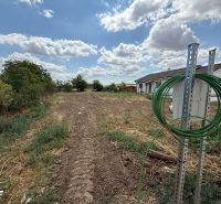 Stavebný pozemok 880 m² + prístupová cesta so sieťami Ivanka pri Nitre - Záhrady a plot na Myrtinej ulici v Ivanke pri Nitre, pozemky - bývanie.