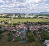 Stavebný pozemok 880 m² + prístupová cesta so sieťami Ivanka pri Nitre - Pozemok na bývanie na Myrtinej ulici v Ivanke pri Nitre s vidieckym prostredím.