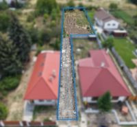 Stavebný pozemok 880 m² + prístupová cesta so sieťami Ivanka pri Nitre - Pozemok na bývanie v Ivanke pri Nitre na Myrtinej, so susednými stavbami.