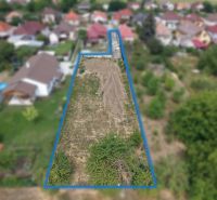 Stavebný pozemok 880 m² + prístupová cesta so sieťami Ivanka pri Nitre - Pozemky na bývanie v Ivanke pri Nitre na Myrtinej ulici, obkolesené rodinnými domami.