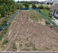 Stavebný pozemok 880 m² + prístupová cesta so sieťami Ivanka pri Nitre - Pozemok na bývanie na Myrtinej ulici v Ivanke pri Nitre, ohraničený plotom.