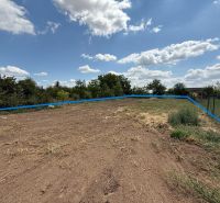 Stavebný pozemok 880 m² + prístupová cesta so sieťami Ivanka pri Nitre - Pozemok na bývanie v Ivanke pri Nitre na Myrtinej ulici, obklopený prírodou a zeleňou.