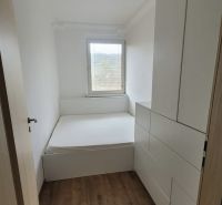 PRENÁJOM - 3-izbový svetlý byt - Teplická ulica, Bratislava - Spálňa v 3-izbovom byte s posteľou a podlahou s dreveným dekorom.