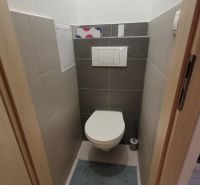 PRENÁJOM - 3-izbový svetlý byt - Teplická ulica, Bratislava - Toaleta s dlaždicami v 3-izbovom byte. Štandardný dizajn interiéru.