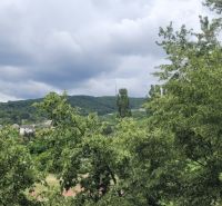 PRENÁJOM - 3-izbový svetlý byt - Teplická ulica, Bratislava - Výhľad na zelené kopce a stromy z 3-izbového bytu v Bratislave.