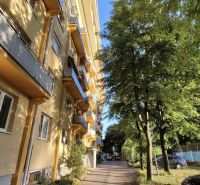 PRENÁJOM - 3-izbový svetlý byt - Teplická ulica, Bratislava - Exteriér ulice v Bratislave pri obytnom dome s 3-izbovými bytmi a stromami.