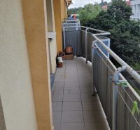 PRENÁJOM - 3-izbový svetlý byt - Teplická ulica, Bratislava - Dlhý balkón v 3-izbovom byte s výhľadom na zeleň a strechy budov.