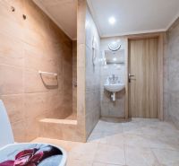 3 izbový Rodinný dom v Cabaj-Čápore s pozemkom 1 053 m² - Kúpeľňa v rodinnom dome s keramickými obkladmi a sprchovacím kútom.