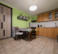 3 izbový Rodinný dom v Cabaj-Čápore s pozemkom 1 053 m² - Kuchynský kútik v rodinnom dome s drevenými skrinkami a zelenými stenami.