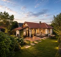 3 izbový Rodinný dom v Cabaj-Čápore s pozemkom 1 053 m² - Rodinný dom v Cabaji-Čápore s terasou a záhradou, jemne osvetlený pri západe slnka.