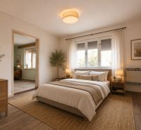 3 izbový Rodinný dom v Cabaj-Čápore s pozemkom 1 053 m² - Spálňa s podlahou s dreveným dekorom, príjemné osvetlenie a prírodné dekorácie v rodinnom dome.
