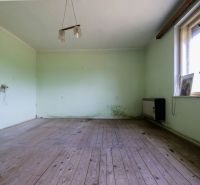 3 izbový Rodinný dom v Cabaj-Čápore s pozemkom 1 053 m² - Izba v rodinnom dome s podlahou s dreveným dekorom, zelené steny, okno vpravo.