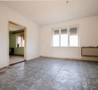 3 izbový Rodinný dom v Cabaj-Čápore s pozemkom 1 053 m² - Interiér rodinného domu s dvomi miestnosťami a oknom. Prázdna miestnosť s umelou podlahou.