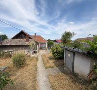 3 izbový Rodinný dom v Cabaj-Čápore s pozemkom 1 053 m² - Rodinný dom v Cabaji-Čápore so záhradou a chodníkom pod modrou oblohou.