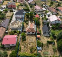 3 izbový Rodinný dom v Cabaj-Čápore s pozemkom 1 053 m² - Letecký pohľad na rodinný dom v Cabaj-Čápore so záhradou a okolitými domami.