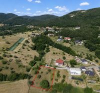 Ideálny Stavebný pozemok 1 353 m² pri Tajchu s krásnymi výhľadmi - Pozemky - bývanie v Novej Bani obklopené prírodou a neďalekými domami.