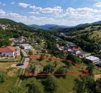 Ideálny Stavebný pozemok 1 353 m² pri Tajchu s krásnymi výhľadmi - Pozemky - bývanie v Novej Bani, obklopené zeleňou a kopcovitým terénom.