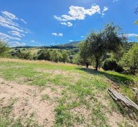 Ideálny Stavebný pozemok 1 353 m² pri Tajchu s krásnymi výhľadmi - Krásna prírodná scenéria s pozemkami na bývanie v Novej Bani, obklopená zeleňou a kopcami.