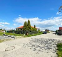Stavebný pozemok v Bernolákove, Višňová ulica - Rodinné domy na ulici Višňová a pozemky pre bývanie, jasná slnečná obloha.