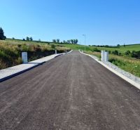 STAVEBNÉ POZEMKY s PANORAMATIICKÝM VÝHĽADOM ZÁBORIE - Prázdna cesta medzi zelenými políami v Záborí, pozemky - bývanie.