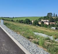 STAVEBNÉ POZEMKY s PANORAMATIICKÝM VÝHĽADOM  ZÁBORIE - Pozemky na bývanie v Záborí s výhľadom na okolitú krajinu a domy.