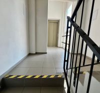 1.BCR | KRÁSNY 2-IZBOVÝ BYT, VÝHĽAD NA KUCHAJDU, VÝŤAH, VAJNORSKÁ UL. - Schodisko s dlažbou a výťah v 2-izbovom byte, Bratislava - Nové Mesto, Vajnorská.
