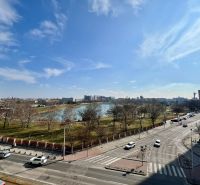 1.BCR | KRÁSNY 2-IZBOVÝ BYT, VÝHĽAD NA KUCHAJDU, VÝŤAH, VAJNORSKÁ UL. - Výhľad z Vajnorskej v Bratislave na park a jazero.