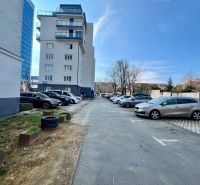 1.BCR | KRÁSNY 2-IZBOVÝ BYT, VÝHĽAD NA KUCHAJDU, VÝŤAH, VAJNORSKÁ UL. - Parkovisko a bytový dom v Bratislave na Vajnorskej, blízko 2-izbového bytu.