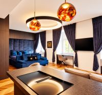Diamant medzi apartmánmi v srdci Starého mesta - 2-izbový byt so zamatovou sedačkou, dreveným dekorom a osvetlením.