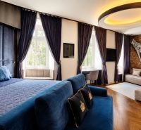 Diamant medzi apartmánmi v srdci Starého mesta - 2-izbový byt s luxusným dizajnom, modrými akcentmi a podlahou s dreveným dekorom.