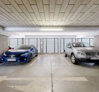 PREDAJ, 3 izbový byt v novostavbe PANORÁMA, ulica Borievková - Podzemné parkovisko s automobilmi, vrátane modrého a strieborného auta, na Borievkovej ulici.