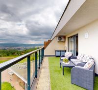 PREDAJ, 3 izbový byt v novostavbe PANORÁMA, ulica Borievková - Balkón s výhľadom na prírodu v 3-izbovom byte na Borievkovej ulici, Košice - mestská časť Košická Nová Ves.
