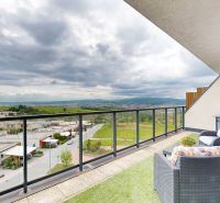 PREDAJ, 3 izbový byt v novostavbe PANORÁMA, ulica Borievková - Balkón s výhľadom na Košice - mestská časť Košická Nová Ves z Borievkovej ulice.