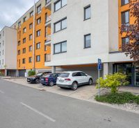 PREDAJ, 3 izbový byt v novostavbe PANORÁMA, ulica Borievková - Bytový dom na Borievkovej ulici v Košiciach s parkovacími miestami pred budovou.