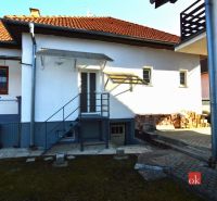 NA PRENÁJOM: 2-izbový byt v rodinnom dome s parkovaním – SNV - Dvor rodinného domu na Leteckej ulici v Spišskej Novej Vsi s betónovým schodiskom.
