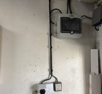 Garáž na ulici Lotyšská v Podunajských Biskupiciach  - Elektroinštalácia v garáži so skriňou a káblami na stene.