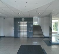 Prenájom kancelárskych priestorov  Drieňová ul., 209 m2 - 600 m2 - Kancelárie s výťahom a schodiskom, zrkadlá odrážajú svetlo, dlaždicová podlaha.