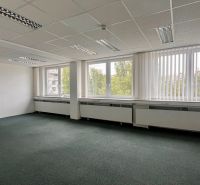 Prenájom kancelárskych priestorov  Drieňová ul., 209 m2 - 600 m2 - Prázdne kancelárie s veľkými oknami a kobercovou podlahou.
