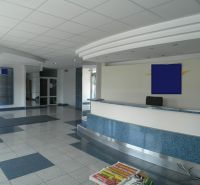Prenájom kancelárskych priestorov  Drieňová ul., 209 m2 - 600 m2 - Recepcia v kanceláriách s dlažbou, stropnými panelmi a časopismi na stole.