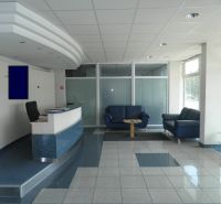 Prenájom kancelárskych priestorov  Drieňová ul., 209 m2 - 600 m2 - Recepcia s pohovkami v kanceláriách, svetlé priestory, sklenené priečky.