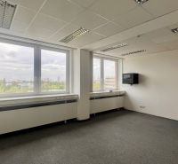 Prenájom kancelárskych priestorov  Drieňová ul., 209 m2 - 600 m2 - Kancelárie s veľkými oknami a výhľadom, jednoduché zariadenie, neutrálny interiér.
