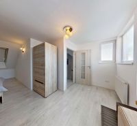 3 - izbový byt, veľkometrážny mezonet - 100 m2, Centrum, Senec - Interiér 3-izbového bytu s posteľou, oknami a podlahou s dreveným dekorom.