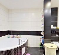 3 - izbový byt, veľkometrážny mezonet - 100 m2, Centrum, Senec - Kúpeľňa v 3-izbovom byte s vaňou, práčkou a tmavými obkladačkami.