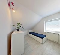 3 - izbový byt, veľkometrážny mezonet - 100 m2, Centrum, Senec - Izba v 3-izbovom byte s podlahou s dreveným dekorom a bielymi stenami.