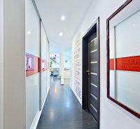3 - izbový byt, veľkometrážny mezonet - 100 m2, Centrum, Senec - Chodba v 3-izbovom byte s podlahou s dreveným dekorom a sklenenými dverami.
