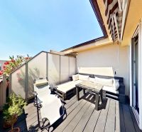 3 - izbový byt, veľkometrážny mezonet - 100 m2, Centrum, Senec - Balkón 3-izbového bytu na Krátkej ulici v Seneci s kvitnúcimi rastlinami a dreveným dekorom.