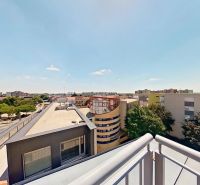 3 - izbový byt, veľkometrážny mezonet - 100 m2, Centrum, Senec - Výhľad z balkóna na Krátkej ulici v Senci v smere na 3-izbový byt.
